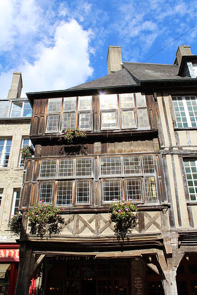 File:Colombages du 1 rue de l'Apport, Dinan.JPG