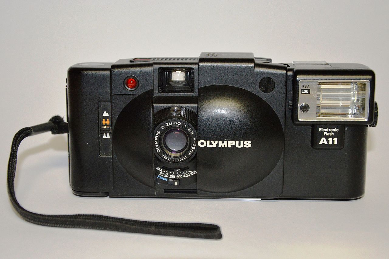 File:Compact camera Olympus XA2 with flash A11.jpg - Wikimedia Commons