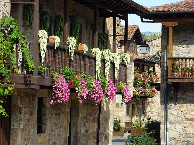 File:Conjunto Histórico Artístico de Liérganes,Cantabria (casas)..jpg