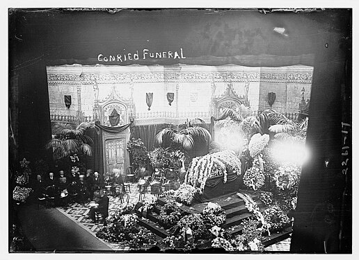 Foto fra begravelsesceremoni for Heinrich Conried (1855-1909), direktør for Metropolitan Opera House, New York City