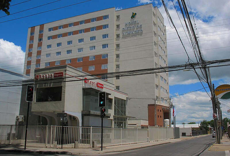 File:Construyendo hotel Almagro, 2016 (31931947978).jpg