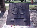 Urna donde se encuentra el mensaje, adornada con el logo del centenario del pueblo (realizado en bronce sobre mármol rústico)