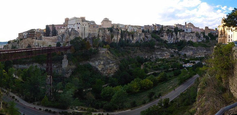 File:Cuenca, Casco Antiguo de la Ciudad, casas colgantes.jpg