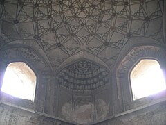 Detalles ornamentales del interior de uno de los pabellones