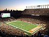 Darrell K Royal-Texas Memorial Stadium di notte.jpg