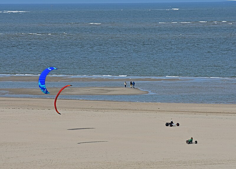 File:De Cocksdorp Kite buggying.jpg