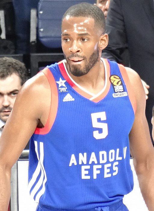 Derrick Brown 5 - Anadolu Efes S.K. 20171215 (cropped)