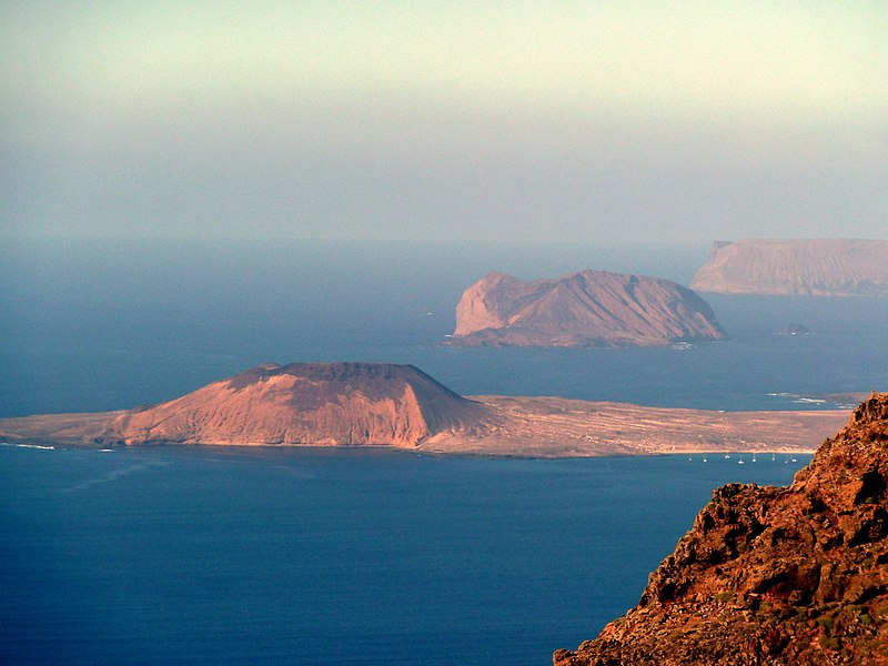 File:Die Inseln Graciosa, Montaña Clara und Alegranza von Lanzarote aus - panoramio.jpg