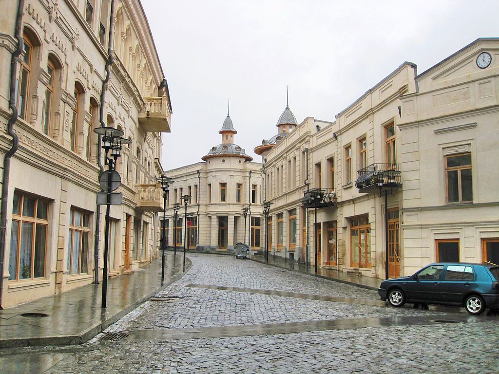 https://upload.wikimedia.org/wikipedia/commons/thumb/2/26/Downtown_Kutaisi.jpg/1024px-Downtown_Kutaisi.jpg