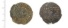 Photo des deux faces d'une pièce de monnaie, avec une petite croix entourée de texte à l'avers et deux lignes de texte séparées par une rangée de trois croix au revers