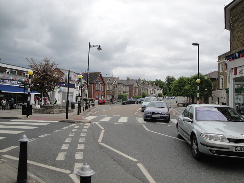 File:East Cowes York Avenue traffic queue.JPG