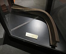 Foto einem kurzen Stück verbogener Schiene, die in einem Museum ausgestellt ist