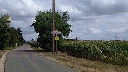 Entrée de Guilleville Eure-et-Loir France.jpg