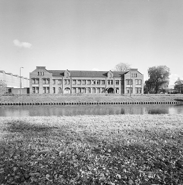 File:Exterieur overzicht fabrieksfront, genomen vanaf overzijde Zuid-Willemsvaart - Beek en Donk - 20323044 - RCE.jpg