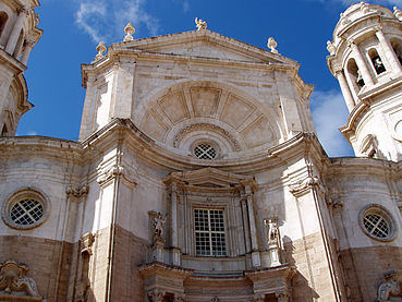 A fachada barroca da Catedral de Cádiz contrasta formas arquiteturais dinâmicas com detalhes clássicos precisos e um cuidadoso arranjo de estátuas.