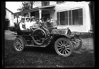 Una famiglia stipata su una Mitchell del 1910