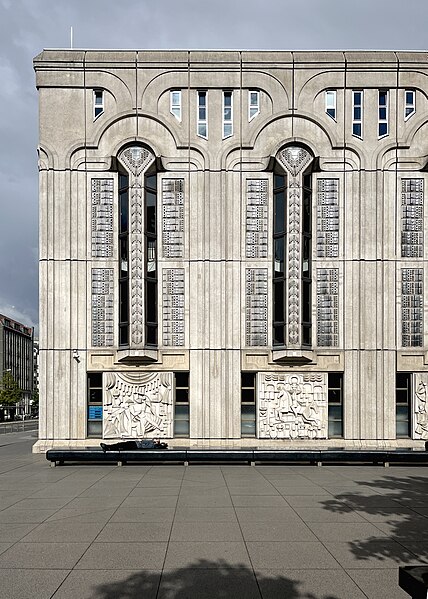 File:Fassade Friedrichstadtpalast Berlin.jpg