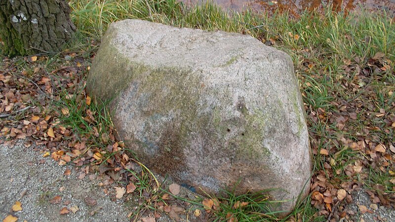 File:Findling Nr. 18, Ragunda - Granit (Findlingspfad Cottbus – Schmellwitz).jpg