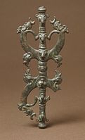 Remate de bronce de Luristán en forma del maestro de los animales