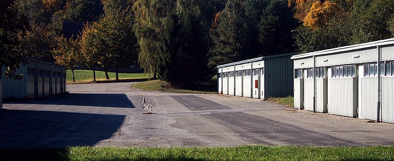 File:Flugplatz Malmsheim Baracken.jpg