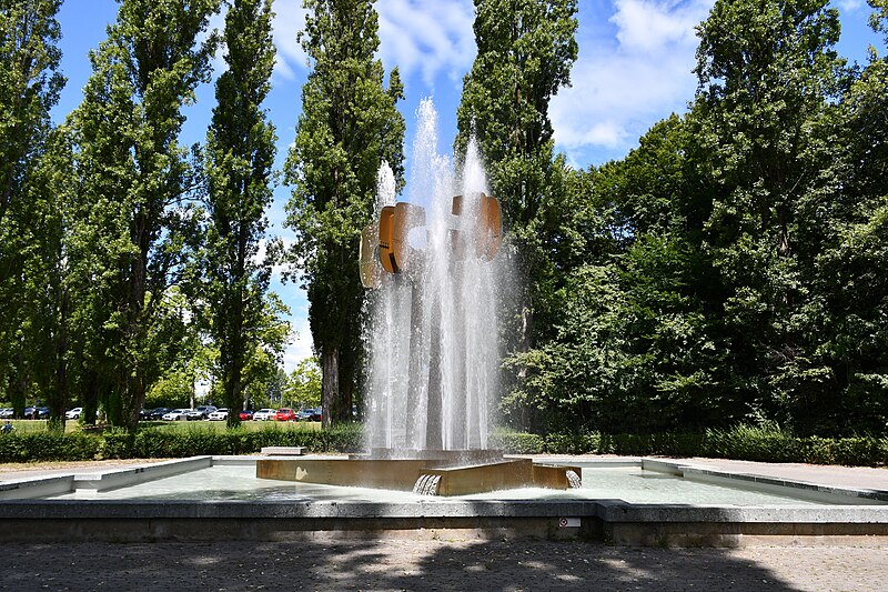 File:Fontaine à la gloire de l'eau (2).jpg