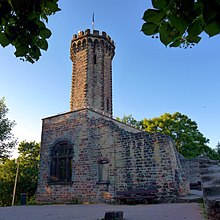 Forbach, Turm Saareck auf dem Schlossberg, 328 m Höhe über dem Meeresspiegel; Die ursprüngliche Burg vom Ende des 12./Anfang des 13. Jahrhunderts wurde während des Dreißigjährigen Krieges auf Befehl Ludwigs XIII. im Jahr 1634 zerstört. Der aktuelle oktogonale Turm wurde auf den Grundmauern des runden, mittelalterlichen Saareck-Turmes von 1437 durch Paul Tornow im Jahr 1891 errichtet.