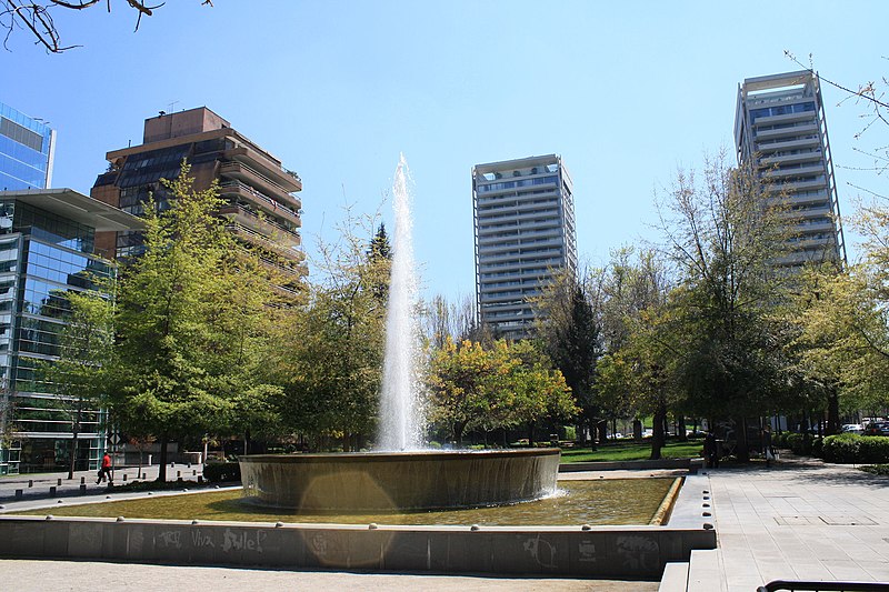 File:Fuente en Plaza Loreto, Santiago.jpg