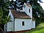 Gablkofen. Marienkapelle. Kleiner Bau mit Satteldach, eingezogenem rechteckigen Chor und Westturm mit Turmuhr, bezeichnet 1950.