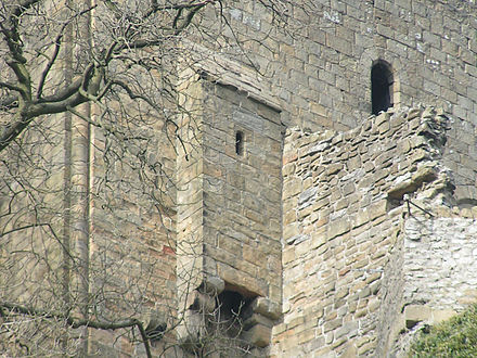 440px-Garderobe,_Peveril_Castle,_Derbysh