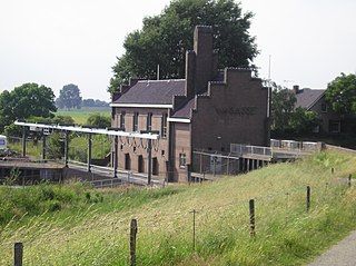 <span class="mw-page-title-main">Pumping station</span> Facilities including pumps and equipment for pumping fluids from one place to another