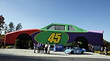 Beskrivelse av bildet George W. Bush på Victory Junction Gang Camp - Randleman, NC med NASCAR drivers.jpg.