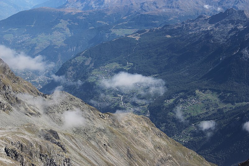 File:Grächen seen from the Üssers Barrhorn (15235569246).jpg