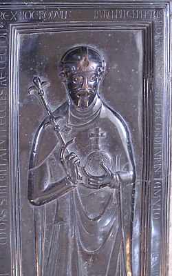 Гробната бронзова плоча на Рудолф фон Райнфелден в катедралата на Мерзебург. Тя била позлатена и украсена със скъпоценни камъни и е най-старата бронзова плоча на Средна Европа.