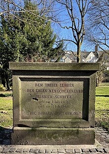 Leicht verwitterter Grabstein von Heinrich Schmitz im Westpark (Dortmund)