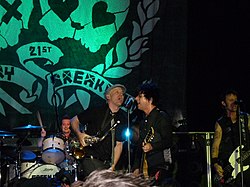Green Day 7 may 2009-cu ildə ifa edərkən. Soldan sağa: Tré Cool, tur musiqiçisi Jason Freese, Billi Co Armstonq, və Mike Dirnt.