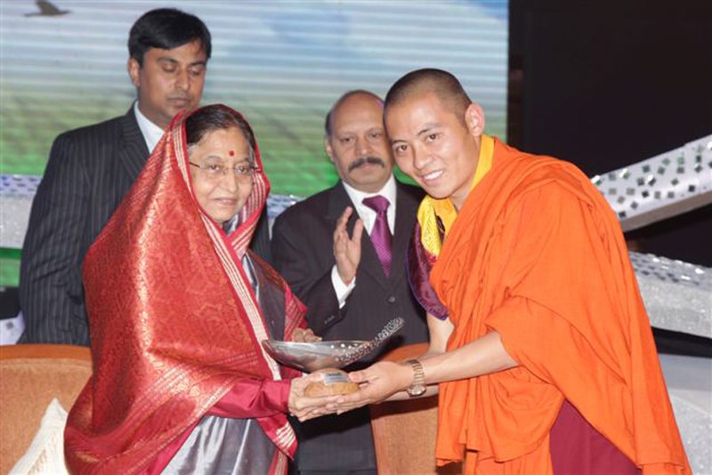 File:Green Hero Award for the Gyalwang Drukpa, received on his behalf by Drukpa Thuksey Rinpoche.jpg