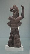 Génie à tête de rapace sculpté dans de l'ivoire noirci. Toprakkale, British Museum.