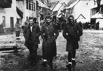 Veljko Mićunović, u sredini, sa Nikolom Gaževićem i Boškom Đuričkovićem, sleva na desno, marta 1944.