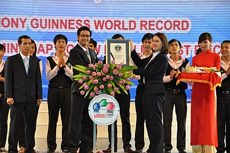 Tập_tin:Guinness_Vietnam_2011_(Certificate_awarded).jpg