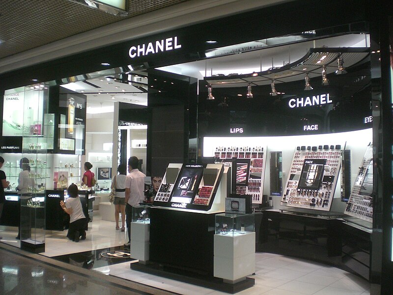 File:HK night 銅鑼灣 mall 香港時代廣場 Times Square 3rd floor shop