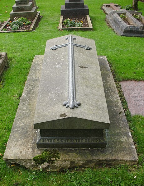 File:Hagley, St John the Baptist - Lyttelton plot, row 2 grave 5 - photo 2.JPG