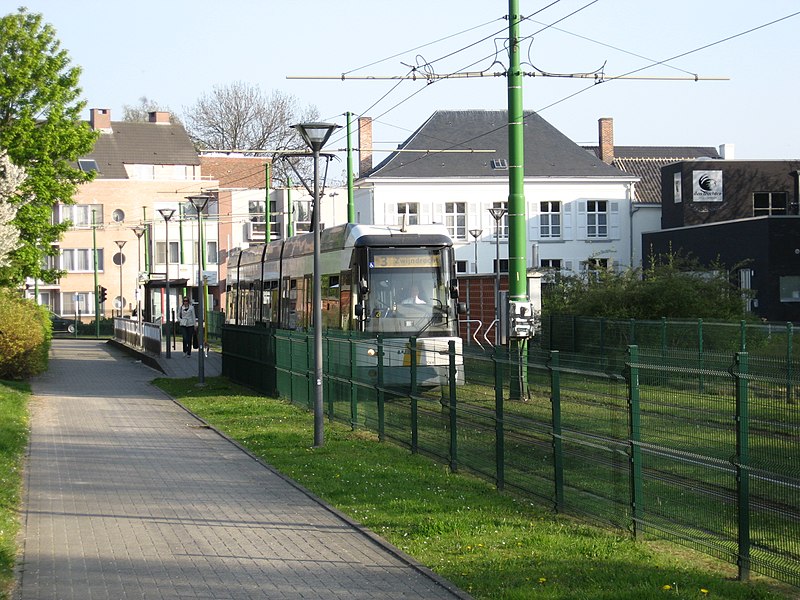 File:Halte Vredespark Zwijndrecht.jpg