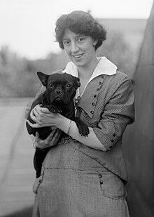 Hazel MacKaye und Hund von Harris & Ewing.jpg