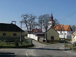 Náves s kostelem v Heřmani
