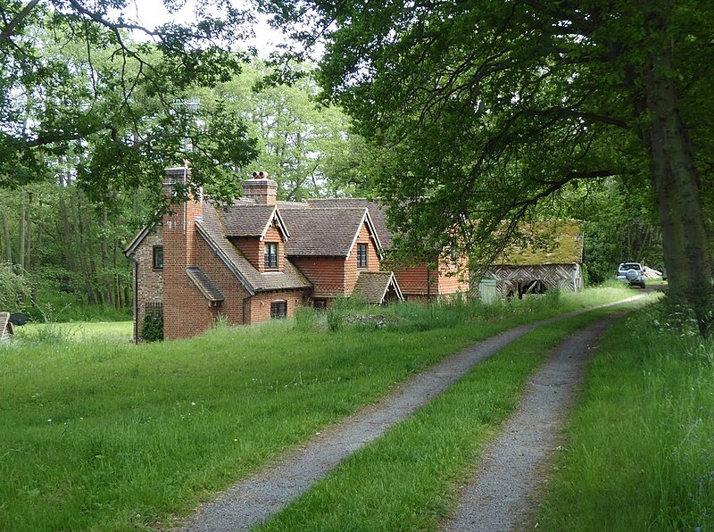 File:Houses by Attleford Lane - geograph.org.uk - 5783720.jpg