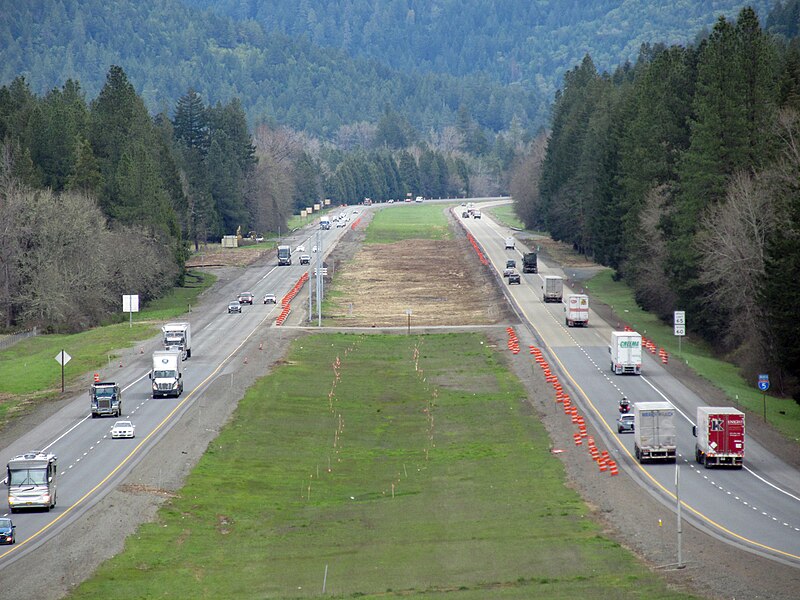 File:I-5 clear zone near Glendale (52890113301).jpg