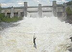 Vattnet forsar då vattenkraftverkets damm öppnas.