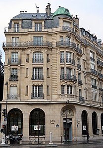 Immeuble au croisement avec la rue du Faubourg-Saint-Honoré.