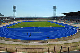 vue d'un stade avec une piste d'athlétisme bleue