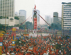 Members of PDI-P rally at the Hotel Indonesia Roundabout during the campaign period Indonesian Democratic Party of Struggle, 1999.jpg